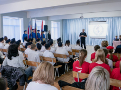 Правоохранители готовят свежие кадры: под Таганрогом школьников посвящали в юных помощников полиции