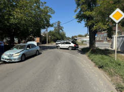 Не разминулись: в Таганроге столкнулись два авто