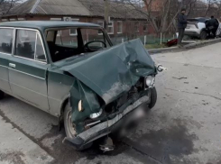 Женщина за рулём Geely не уступила дорогу ВАЗу: в Таганроге пострадали трое