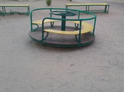 Детская площадка на Центральном пляже в Таганроге вызывает опасения у таганрожца