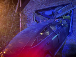 Залетела на чаёк: лихачка снесла дом под Таганрогом