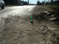 На огромную яму уже полгода никто не обращает внимание в Таганроге