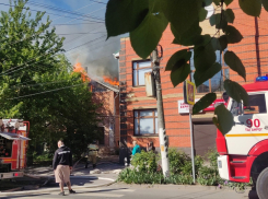 Расселенный 13 лет назад дом в центре Таганрога горел два часа 