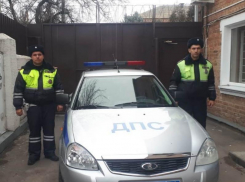 Сотрудники ГИБДД помогли спасти людей в пожаре под Таганрогом