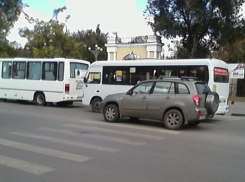Водители таганрогских маршруток заставляют пешеходов нарушать ПДД