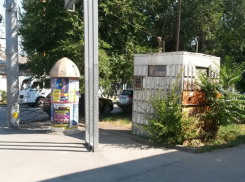 Никчемная  будка милиционера украшает  подходы к  музею «Лавка Чеховых» в Таганроге