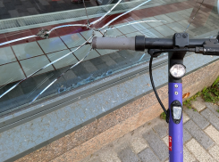 В Таганроге хулиганы разбили витрину кафе самокатом и убежали 