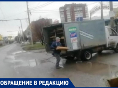 «Каждая соринка - это витаминка»: погрузка хлеба в грязных перчатках попала на видео