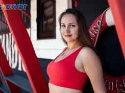 Виктория Кочетова в первом конкурсном испытании «Фотосессия в купальнике»