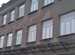 Только сеточка по периметру школы в Таганроге спасает учеников от кирпичей и штукатурки