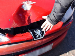 Девушка из Таганрога ищет свидетелей ДТП с кроссовером и «Пежо-206»