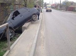 В Таганроге автоледи на «десятке» вылетела на тротуар