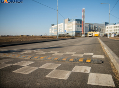 Лифт и туалет есть, а доступа нет: как таганрогская школа №39 «забыла» про ребенка на коляске