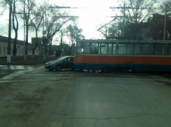 В Таганроге трамвай протаранил автомобиль такси