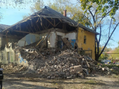 В Таганроге начался снос аварийного дома