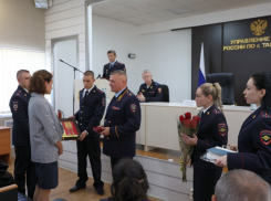 Погиб в Запорожье: вдове таганрогского полковника полиции Панюшкина вручили медаль