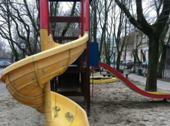 В Таганроге для  детей по Украинскому переулку стоит «удивительная горка» 