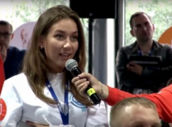 «Единую Россию» призвали уволить лидеров «молодежки», нахамивших девушке из-за айфона