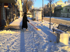 Зачем в Таганроге чистить снег? Сам растает! 