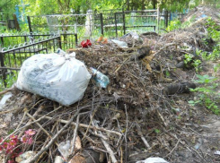 Жительница Таганрога обвинила сотрудников Мариупольского кладбища в вандализме