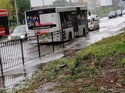 Таганрог превратился в Венецию: машины плывут по затопленным улицам из-за неработающих ливневок