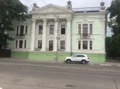 «Мягкие места кончились»: скандал на концерте в дворце Алфераки из-за деревянных стульев и хамства сотрудников