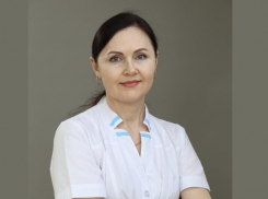 Коллеги поздравляют медсестру Ларису Журавлеву