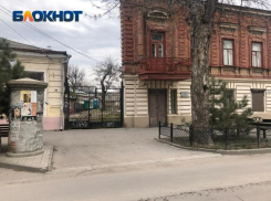 Администрация говорит о туризме, но год не выполняет обещания по тумбе у дома Раневской 