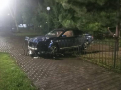 Водитель «Ниссан» снёс забор и лавку в Петровском сквере Таганрога