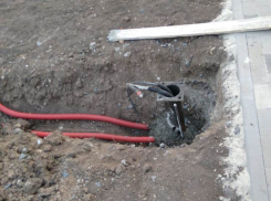 Оголённые провода и незаконченное строительство - опасен ли сквер на Маршала Жукова в Таганроге?