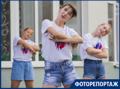 Зажигательным флешмобом в Таганроге отметили День российского флага