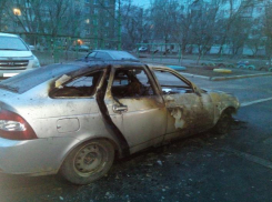 В Таганроге глубокой ночью сгорела «Лада Приора»
