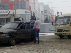 Невнимательный водитель в Таганроге спровоцировал ДТП с маршруткой