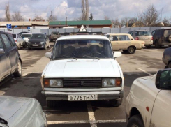 Преподаватели таганрогских автошкол показывают воспитанникам мастер-класс по «наглой парковке»