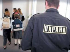 Безутешная мать винит в смерти сына охранников таганрогской школы