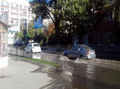 Беременные жительницы Таганрога вынуждены добираться к женской консультации вплавь