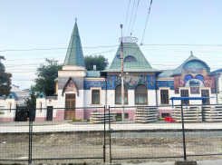 Общественники Таганрога просят перенести остановку, скрывающую уникальной красоты музей