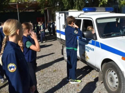 Четвероногие полицейские и служебный автомобиль: в Таганроге школьники побывали в гостях у кинологов