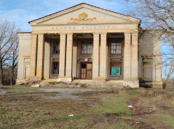 Крик из окрестностей Таганрога: дворец культуры разрушается прямо на глазах