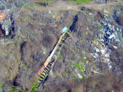 Много лет таганрожцы самостоятельно организуют проход к пляжу 