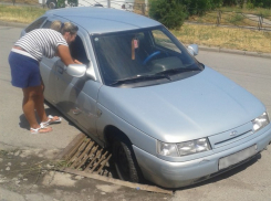 В Таганроге на улице Чехова автомобили проваливаются в яму посреди проезжей части