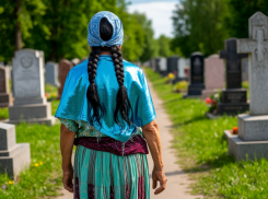 На таганрогском кладбище с могил крали флаги на продажу: по новому закону за такое посадят