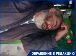 Бомж облюбовал одну из остановок и не даёт покоя местным жителям 