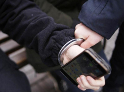 Таганрогские полицейские задержали 18-летнего парня, укравшего мобильный