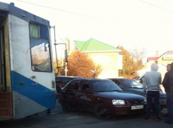 В Таганроге трамвай протаранил две легковушки