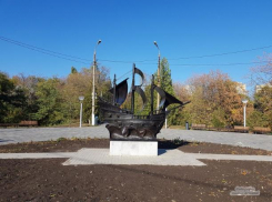 Обновленный кораблик украсил центральную аллею Приморского парка