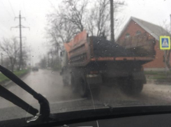 Асфальт в дождь: активист Таганрога обвинил власть в неумении решать проблемы города