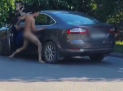 Голый мужчина устроил на улицах Таганрога дебош