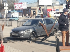 У Центрального рынка машина врезалась в ограждение