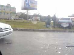 В Таганроге легковушка вылетела на клумбу 